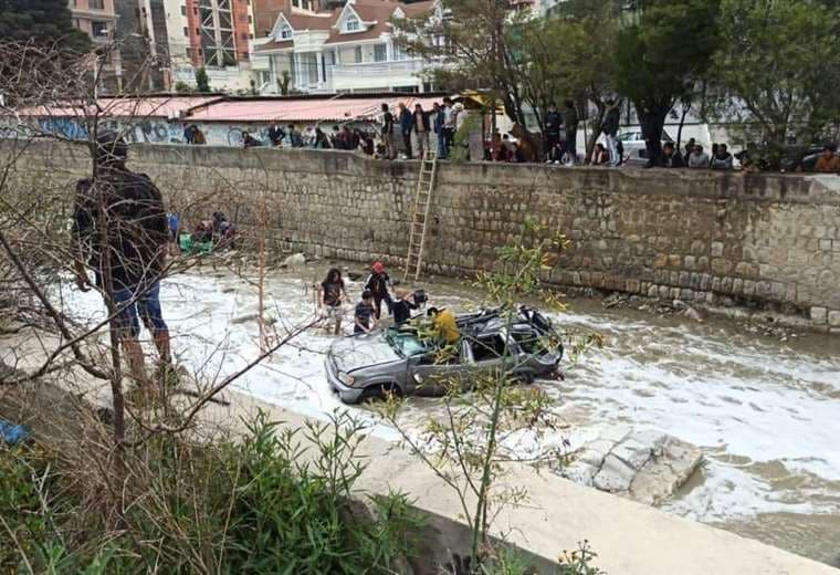 Un vehículo cae al río Choqueyapu en la zona sur de La Paz 