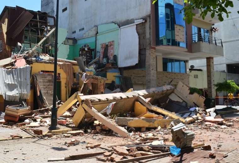 Edificios destruidos tras sismo en la ciudad de Machala, Ecuador