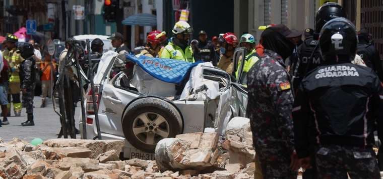 Automóvil destruido luego de que cayera la terraza de un edificio ubicado en Cuenca