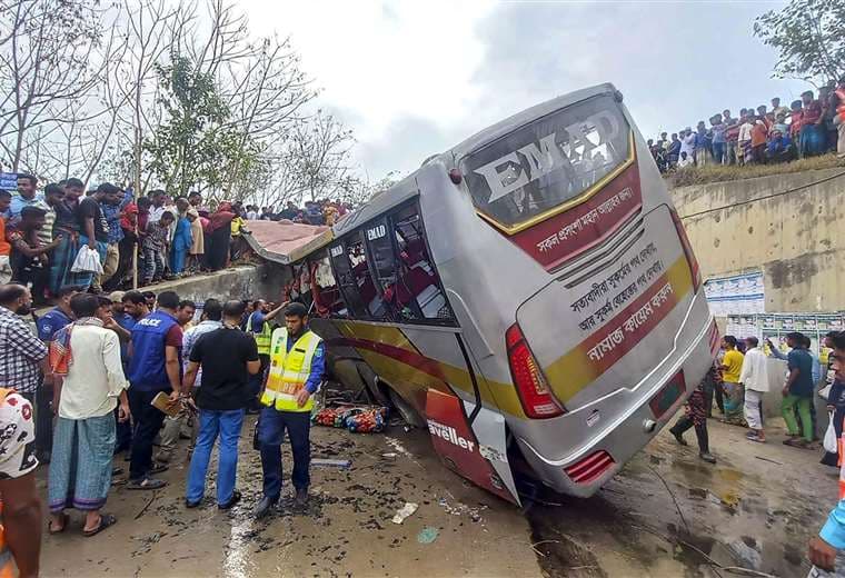 Al menos 19 muertos en accidente de autobús en Bangladés