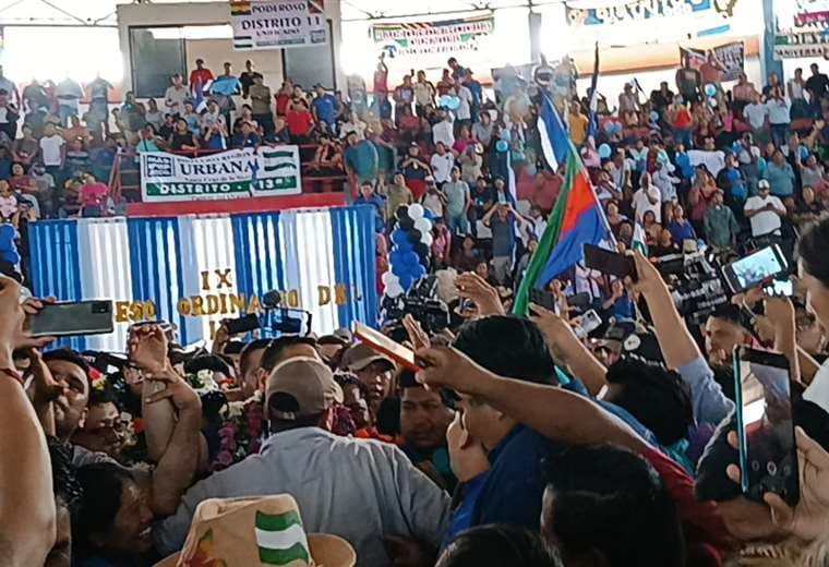 Entre gritos, insultos y empujones se desarrolla el noveno congreso del MAS en Yapacaní