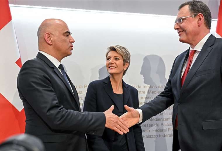 El presidente suizo, Alain Berset, le da la mano al titular del BNS, Thomas Jordan/AFP