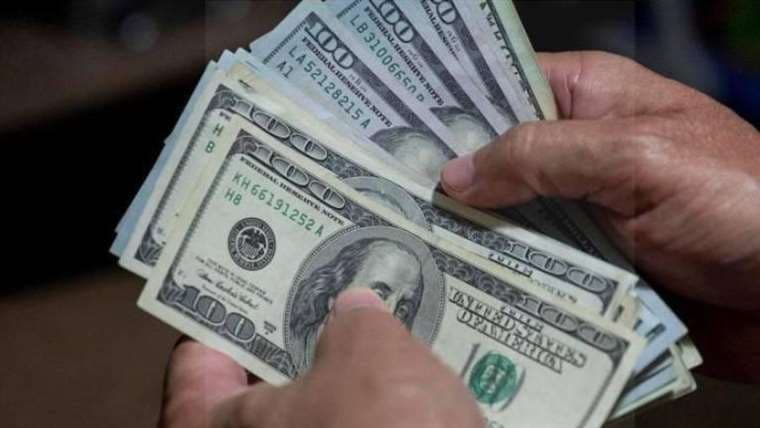 Reportan que bolivianos cambian dólares en frontera con Argentina
