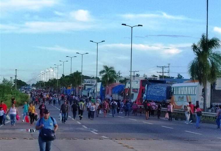 El bloqueo en Warnes dejó una gran fila de camiones. Foto: Juan Pablo Cahuana