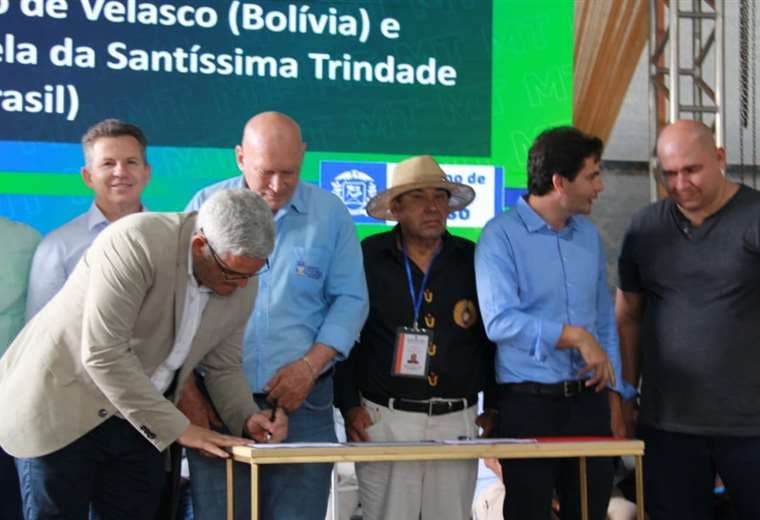 Gobernación cruceña y autoridades de Brasil firman acta de entendimiento para la construcción del tramo carretero San Ignacio de Velasco - Vila Bela