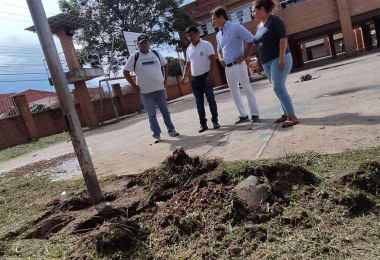 El concejal Manuel Saavedra inspeccionó el colegio del menor afectado.