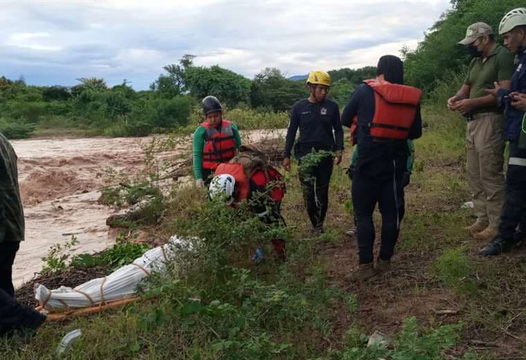 Recuperan el cuerpo de un hombre que murió ahogado en el río Piraí y auxilian a otros cinco jóvenes atrapados 