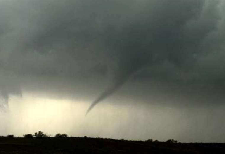Un tornado avanza sobre un campo. Un fenómeno similar ocurrió este miércoles en California