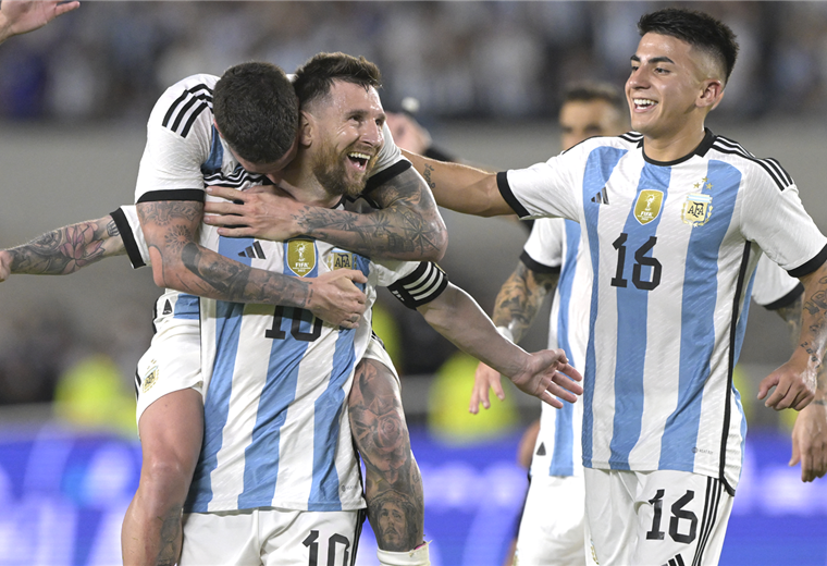 Lionel Messi celebra junto a sus compañeros tras marcar ante Panamá. Foto. AFP 