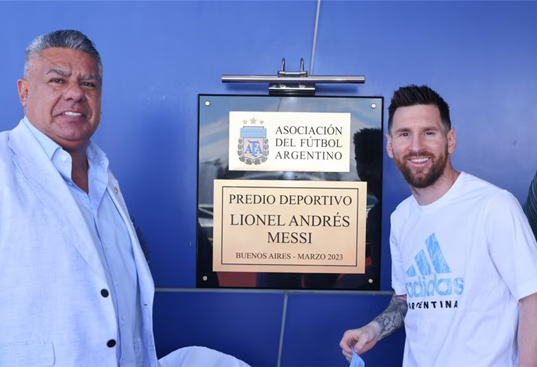 Claudio Tapia, presidente de AFA, y Lionel Messi en el acto de rebautizo del predio.