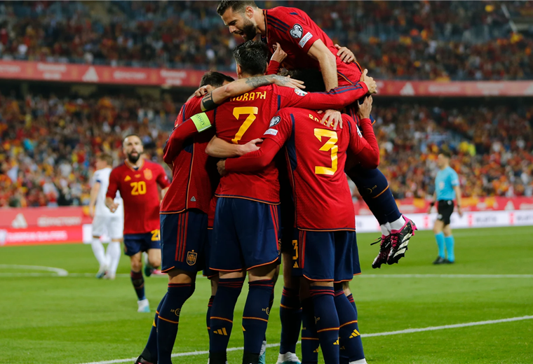 Festejo de los jugadores españoles tras uno de los goles a Noruega.
