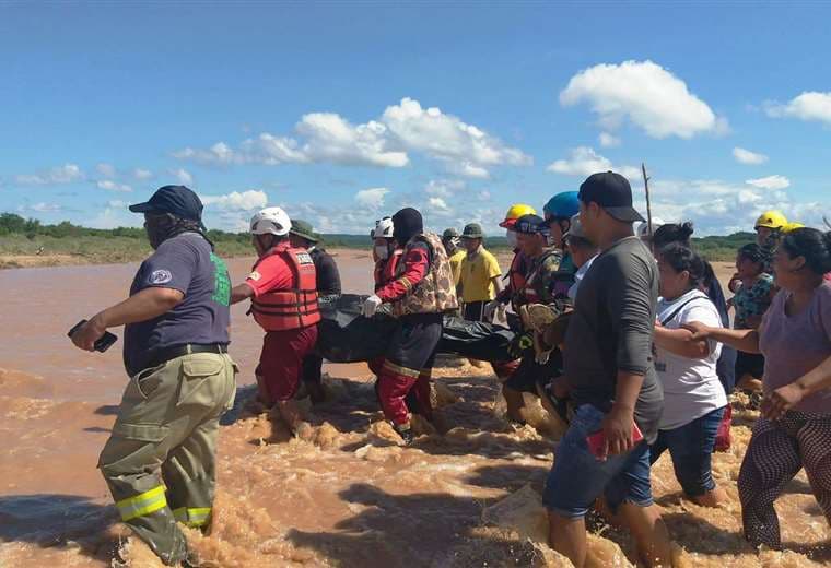 Bomberos hallan el cuerpo sin vida de draguero que fue arrastrado por las aguas del río Piraí en Porongo