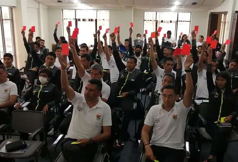 70 árbitros se capacitaron el Cochabamba 