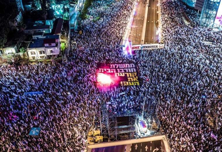 Cientos de miles de israelíes protestan contra polémica reforma