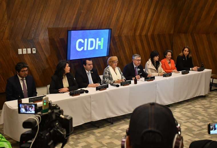 Conferencia de prensa de los comisionados de la CIDH. Foto: APG.