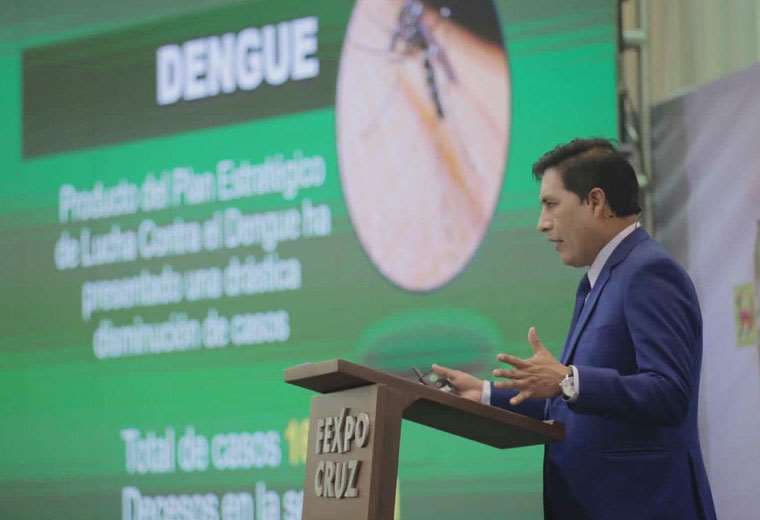El ministro Jeyson Auza presenta datos del dengue. Foto: Ministerio de Salud.