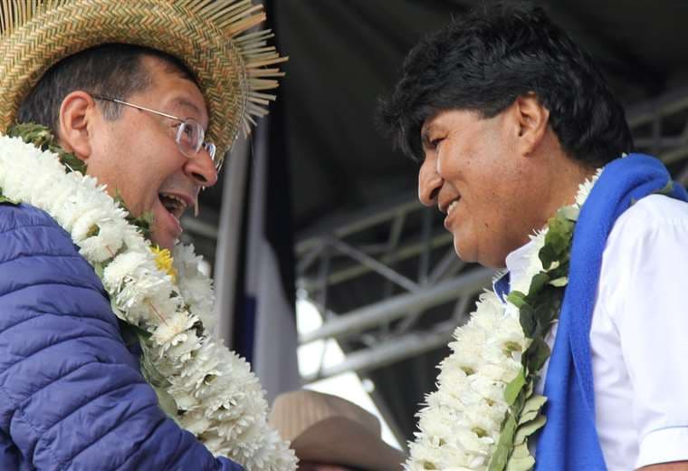 Uno de los dos saludos que se dieron, Luis Arce y Evo Morales