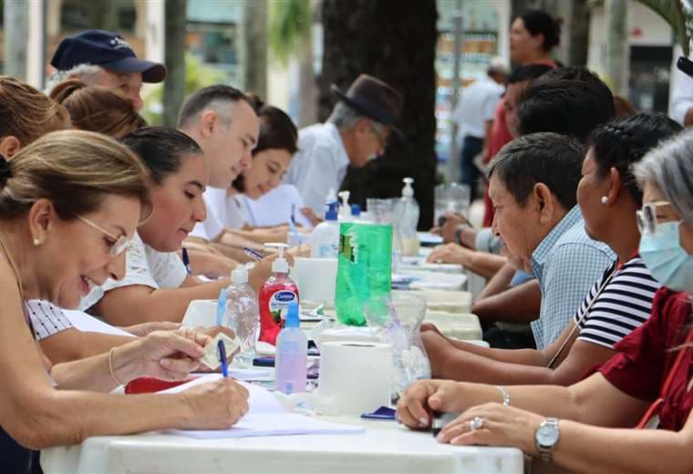 La ciudadanía acudió al 'firmazo' en la plaza 24 de Septiembre. Foto: CPSC