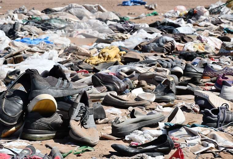 Las mafias bolivianas de la ropa usada contaminan el medioambiente en el norte de Chile