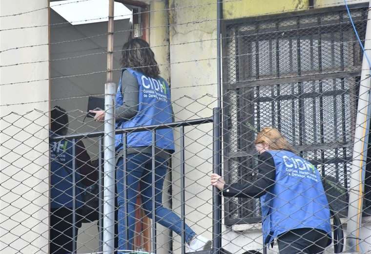 El momento que ingresan al penal de Miraflores los integrantes de la CIDH. Foto: APG.