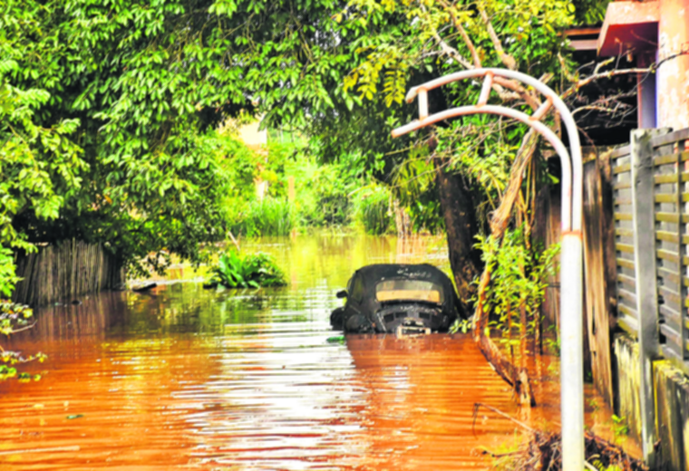 Las calles de los barrios afectados se convirtieron en ríos / Foto: APG Noticias