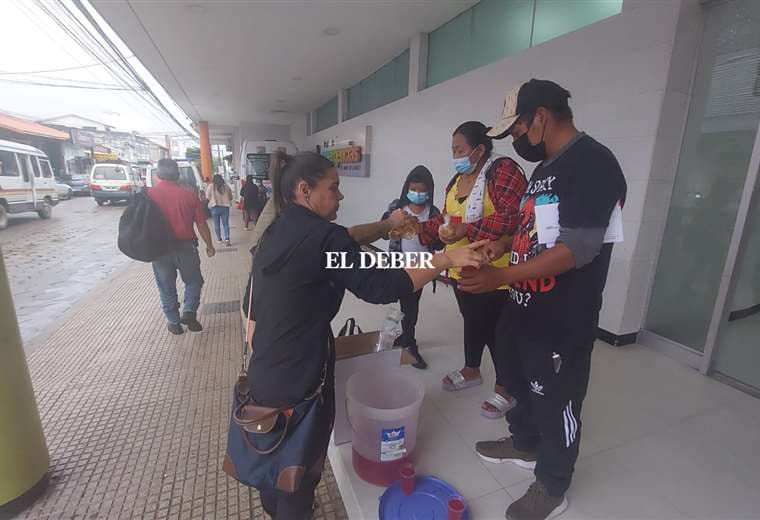 “Todos podemos poner nuestro granito de arena”: voluntarios llevan desayuno solidario a las mamás de niños hospitalizados 