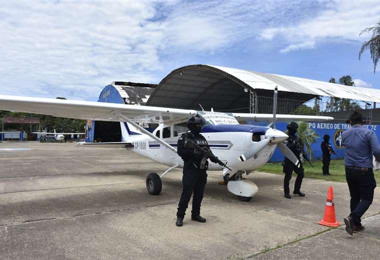 La avioneta fue interceptada cuando aterrizaba en la pista/Foto: Viceministro Jaime Mamani