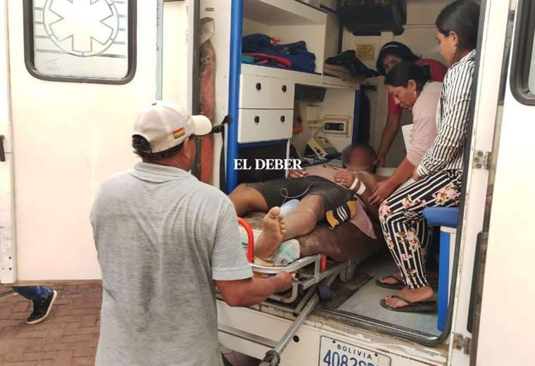 El momento cuando el herido fue evacuado hasta Montero. Foto: Soledad Prado
