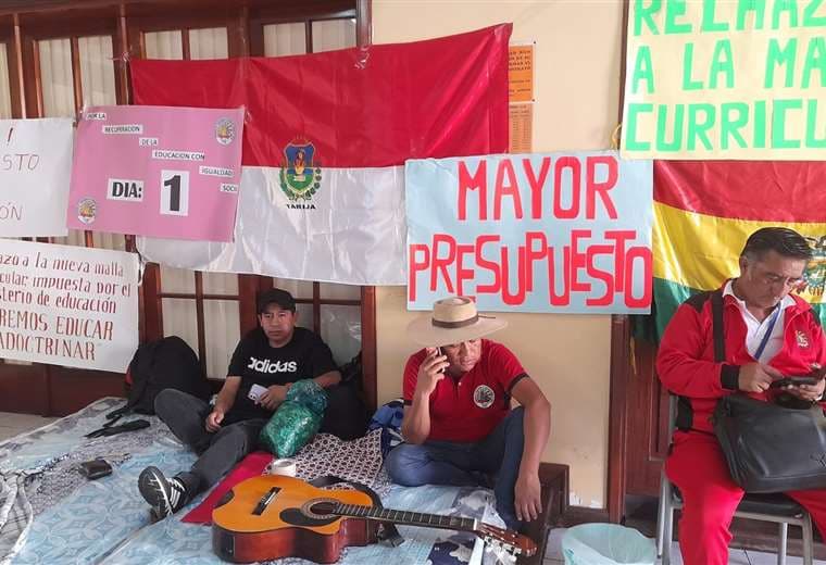 Maestros urbanos de Tarija cumplen paro de 48 horas con piquetes de huelga y bloqueos 