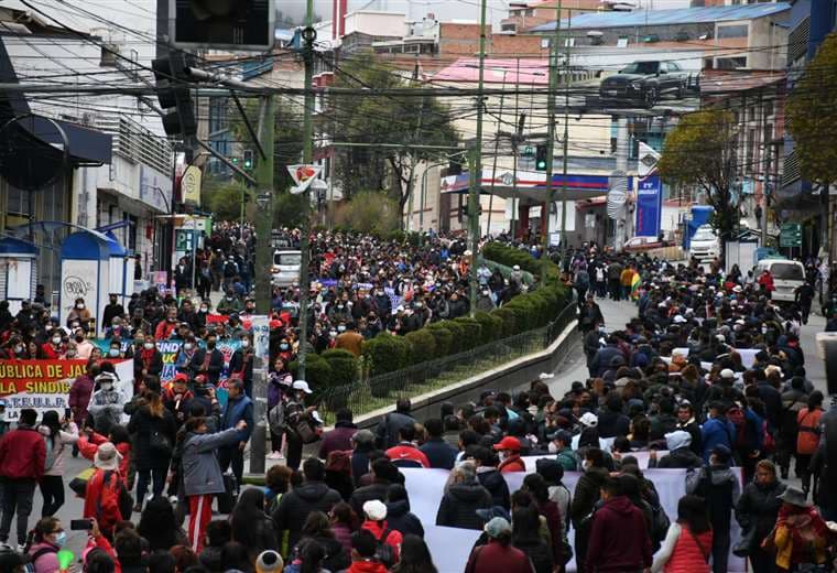 Masiva marcha de protesta de los maestros en La Paz. Foto: APG.