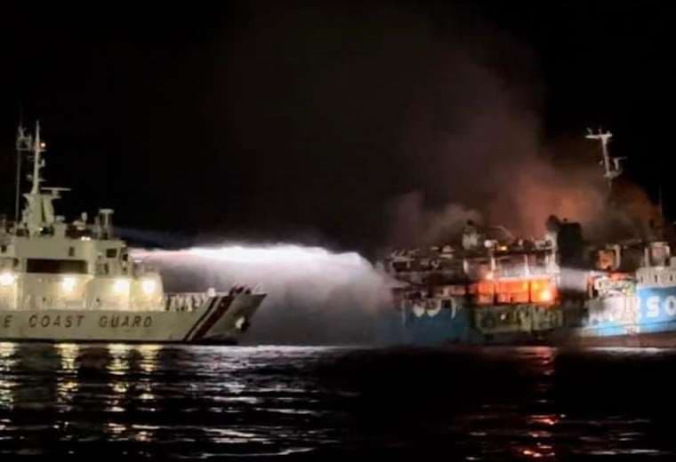Al menos 31 muertos al incendiarse ferry en Filipinas