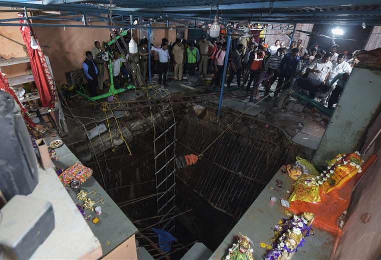 Balance de fallecidos tras colapso del piso de templo en India sube a 36 muertos