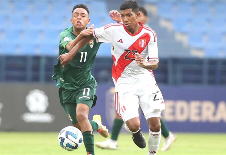 Moisés Paniagua (11) marcó el 1-1 para Bolivia ante Perú. Foto. @SeleccionPeru