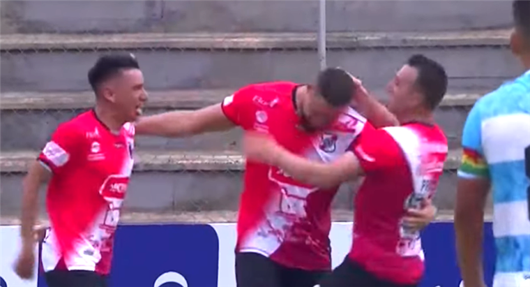  Jugadores de Nacional Potosí celebran el gol de Tommy Tobar anotado ante Vaca Díez