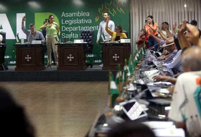Asamblea Departamental sanciona la ley de “ausencia temporal” y Camacho seguirá gobernando desde prisión
