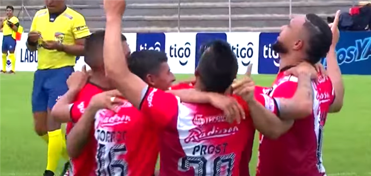Los jugadores de Nacional Potosí celebran tras victoria ante Vaca Díez de Pando