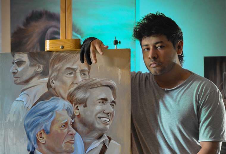 El artista junto a su cuadro de Percy Fernández