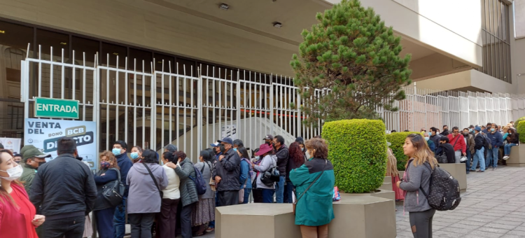 La fila en el Banco Central de Bolivia para comprar dólares   