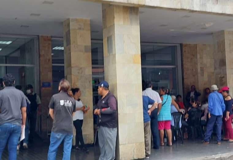 En la fila en el Banco Unión, no todos van a comprar dólares /Foto: Ernesto Estremadoiro 