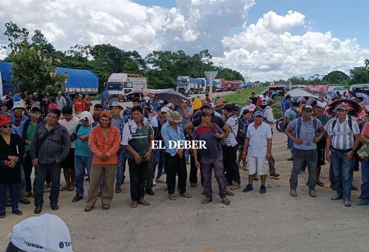 El sector transporte también se sumó a la protesta de los pobladores. Foto: Soledad Prado
