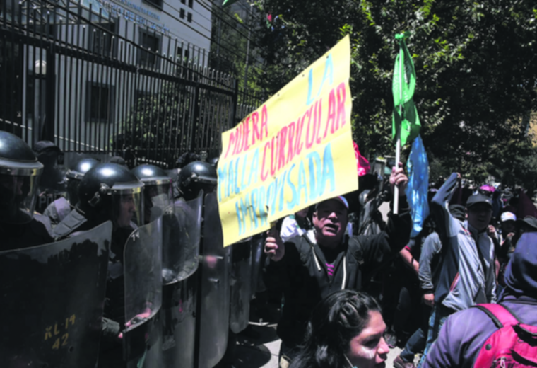 La protesta se concentró en la puerta del Ministerio de Educación / Foto: APG Noticias