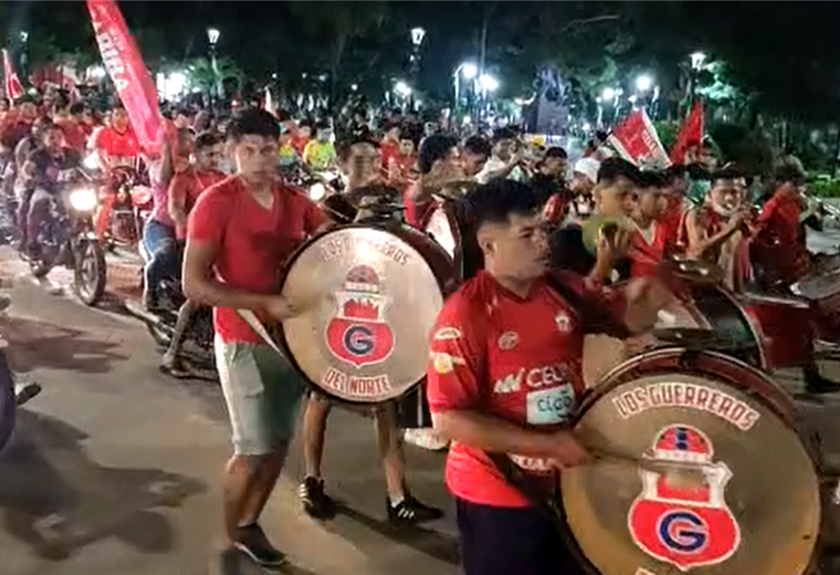 Hinchas de Guabirá salieron en un bandera en apoyo a su equipo  