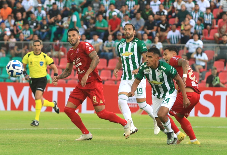 El partido entre Guabirá y Oriente se juga en el estadio Tahuichi. Foto. J.C. Torrejón 