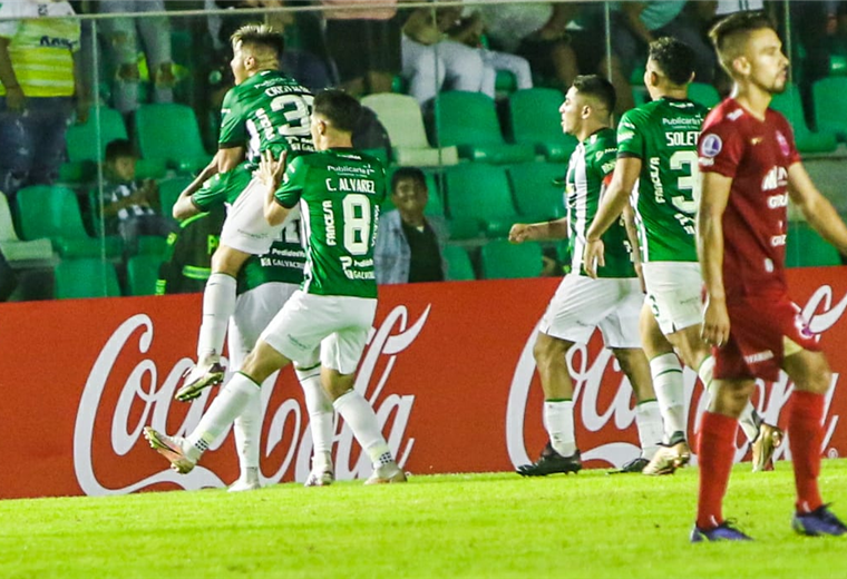 Los jugadores de Oriente celebran el gol de Correa ante Guabirá. Foto. Harold Vaca 