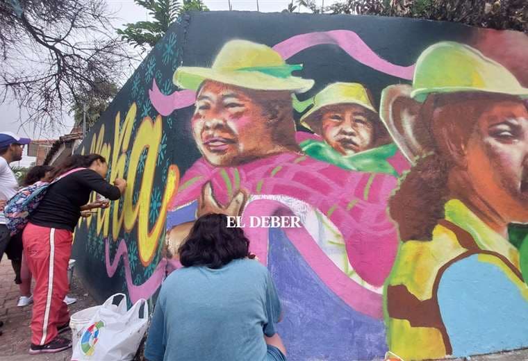 "Mujeres al Poder": Activistas usan el arte para mostrar el empoderamiento femenino en un mural 