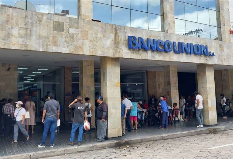 Varias personas llegaron al Banco Unión y no pudieron comprar dólares/Foto: EEF