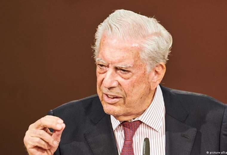 Perú: Mario Vargas Llosa da su respaldo a Dina Boluarte