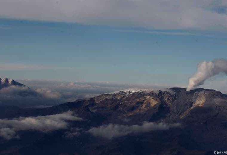Por más de 11 mil sismos por día lanzan alerta naranja por Volcán Nevado del Ruíz en centro de Colombia
