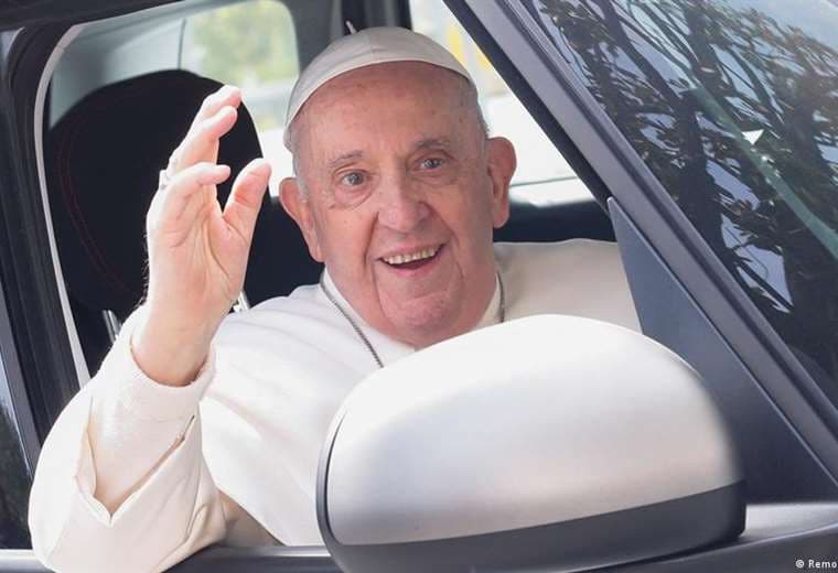 El Papa Francisco sale del hospital tras tres noches ingresado con bronquitis