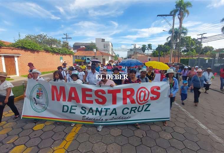 Maestros urbanos de Santa Cruz marcharon en demanda de ítems/Foto: JC Torrejón